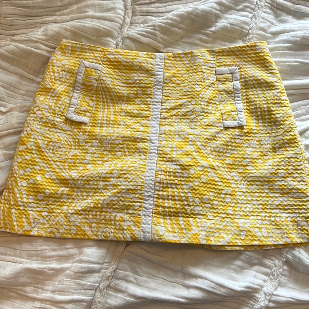 Lilly Pulitzer yellow skort. These pockets are decorative and do not open.